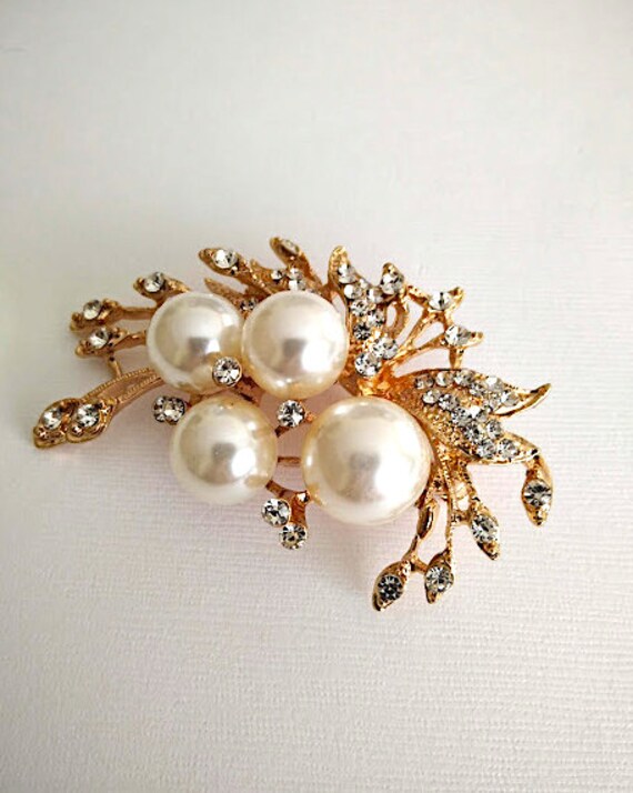 Large pearl brooch deals