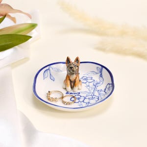 Plato para anillos de mascotas personalizado con diseño floral azul en forma de enredadera, plato de joyería de cerámica blanca con borde cobalto, bandeja ovalada para baratijas, recuerdo para gatos y perros, estilo chinoiserie, regalo de tocador azul