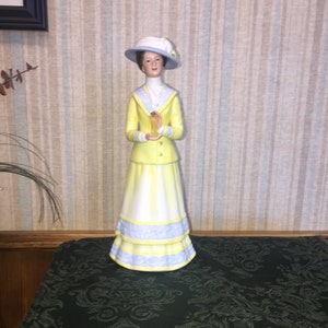 Vintage 1980 Avon Mrs. Albee Award Statue