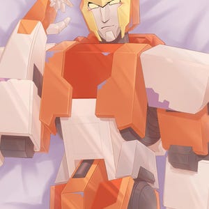 Puede incluir: Una ilustración digital de un personaje robótico con un esquema de colores blanco y naranja. La figura presenta una máscara facial amarilla, placas angulares en la cabeza y un torso mecánico con hombreras cuadradas y brazos articulados.