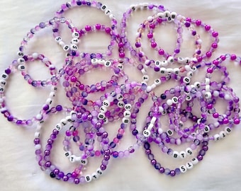 Pulseira artesanal roxa com miçangas inspirada no BTS – Perfeita para shows e lembrancinhas de festa.
