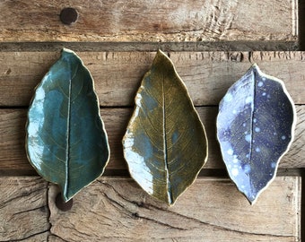 set of 3 small leaf plates, mixed colors