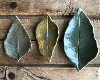 set of 3 small leaf plates, mixed colors