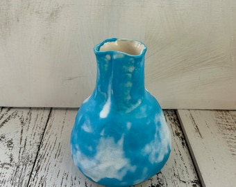 Sky blu and white chubby bottom vase