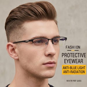 Könnte beinhalten: Schwarze Halbrandbrille mit dünnen Bügeln und klaren Gläsern. Der Text rechts lautet: FASHION PROTECTIVE EYEWEAR, ANTI-BLUE LIGHT, ANTI-RADIATION, RADIATION PROOF GLASSES. Der Rahmen verfügt über einen silbernen Akzent am Scharnier.