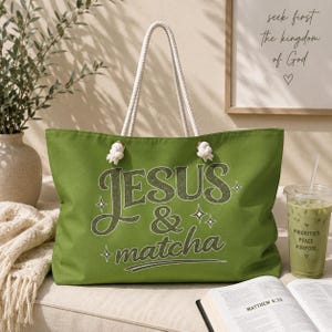 Könnte beinhalten: Eine grüne Tragetasche aus Segeltuch mit weißen Seilgriffen. Auf der Vorderseite befindet sich der Schriftzug "JESUS & matcha" in einer dunkelgrünen, abgenutzten Schriftart, akzentuiert durch kleine weiße Sternsymbole und Seilknoten.