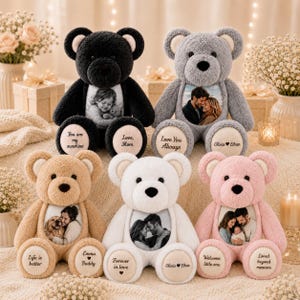 Peut inclure: Un ensemble de cinq ours en peluche dans les tons noir, gris, beige, blanc et rose. Chaque ours présente un empiècement central blanc avec une photographie imprimée et des coussinets de pattes crème portant des textes personnalisés.