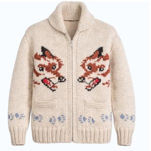 Puede incluir: Una chaqueta de punto beige con cremallera, cuello chal y dos bolsillos delanteros. La prenda presenta dos motivos simétricos de cabezas de zorro en marrón, negro y rojo, con huellas de patas azul claro a lo largo del dobladillo y los puños.