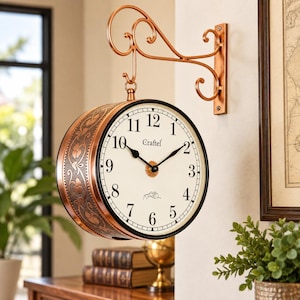 Roségouden dubbelzijdige klok, vintage stationsklok, handgemaakte messing wandklok, tweezijdige hangklok, cadeau voor landelijke decoratie