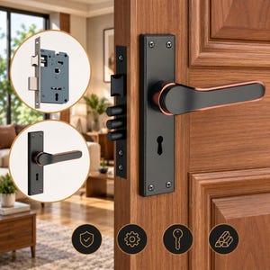 Puede incluir: Un juego de manija de puerta negro mate con detalles en oro rosa montado en una puerta de madera. El conjunto incluye una placa rectangular, una manija de palanca, una cerradura y un mecanismo de embutir en recuadros con cuatro iconos.
