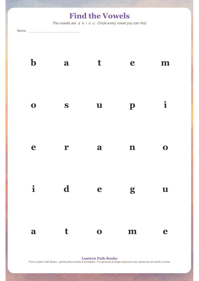 K&ouml;nnte beinhalten: Ein wei&szlig;es Arbeitsblatt mit der &Uuml;berschrift Find the Vowels und der Anweisung The vowels are a e i o u. Circle every vowel you can find. Es enth&auml;lt eine Namenszeile und f&uuml;nf Reihen schwarzer Kleinbuchstaben: b, a, t, e, m, o, s, u, p, i, e, r, a, n, o, i, d, e, g, u, a, t, o, m, e.