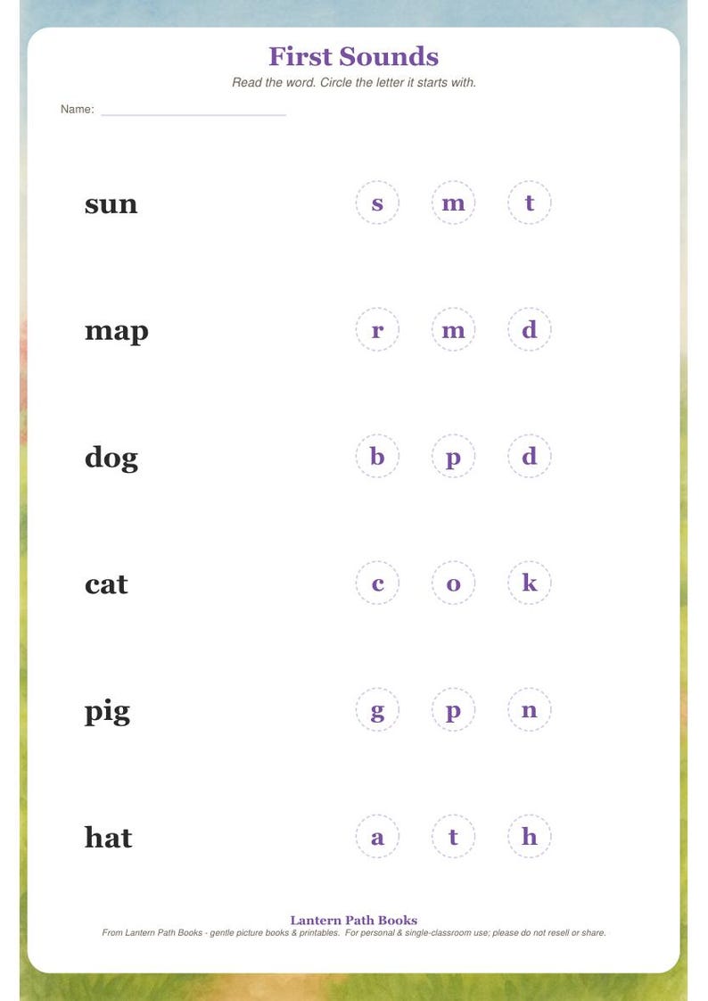 K&ouml;nnte beinhalten: Ein wei&szlig;es Arbeitsblatt mit dem Titel First Sounds und einer Zeile f&uuml;r einen Namen. Es listet die W&ouml;rter sun, map, dog, cat, pig und hat in schwarzer Schrift auf. Jedes Wort folgt auf drei Buchstaben in Kreisen, um den Anfangsbuchstaben zu markieren.