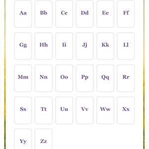 K&ouml;nnte beinhalten: Ein wei&szlig;es Arbeitsblatt mit dem Titel The Alphabet und einer Zeile f&uuml;r einen Namen. Es enth&auml;lt sechsundzwanzig rechteckige K&auml;stchen mit jeweils einem Gro&szlig;- und Kleinbuchstaben von Aa bis Zz in violetter Schrift zum Ausmalen.