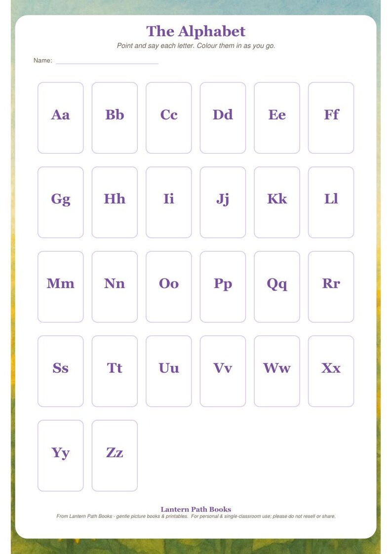 K&ouml;nnte beinhalten: Ein wei&szlig;es Arbeitsblatt mit dem Titel The Alphabet und einer Zeile f&uuml;r einen Namen. Es enth&auml;lt sechsundzwanzig rechteckige K&auml;stchen mit jeweils einem Gro&szlig;- und Kleinbuchstaben von Aa bis Zz in violetter Schrift zum Ausmalen.