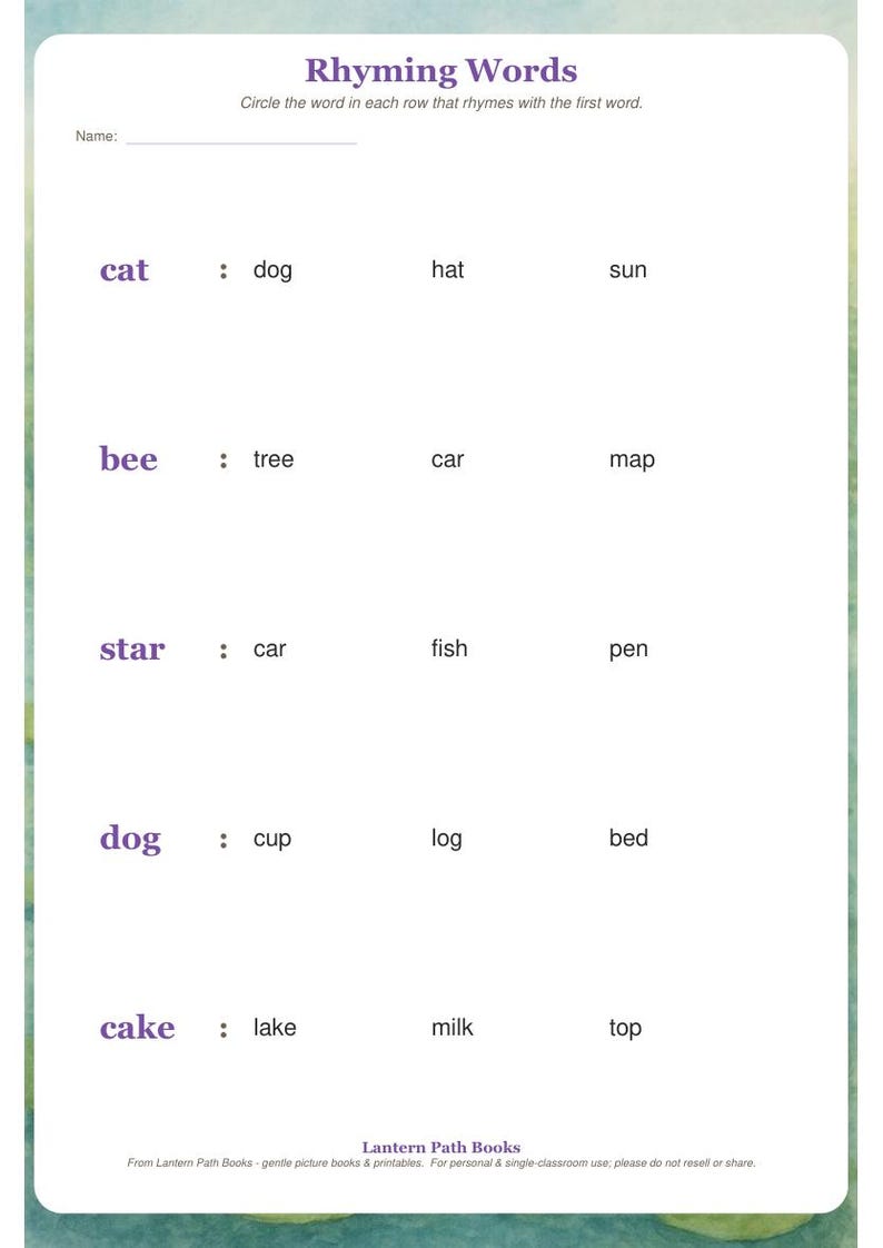 K&ouml;nnte beinhalten: Ein wei&szlig;es Arbeitsblatt mit dem Titel Rhyming Words, einer Zeile f&uuml;r den Namen und f&uuml;nf Zeilen mit Wort&uuml;bungen. Jede Zeile enth&auml;lt ein Hauptwort gefolgt von drei Optionen zur Identifizierung eines Reims, darunter cat, bee, star, dog und cake.