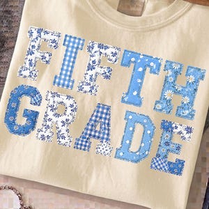 Quinto grado 5.º Regreso a clases PNG, tipografía de patchwork de cuadros vichy azul floral (descarga digital)