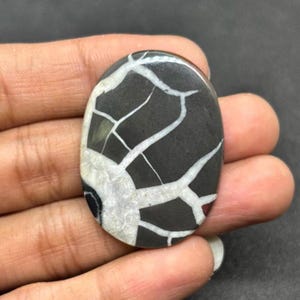 Natuurlijke zwarte septarian ovale cabochon, steen voor het maken van sieraden (39 x 28,6 x 4 mm)