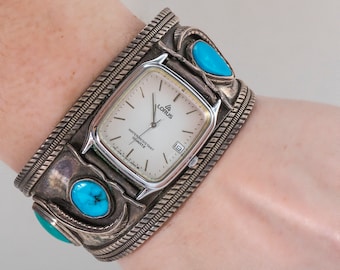 Può includere: Orologio da polso in argento con quadrante quadrato e pietre turchesi. Il quadrante dell'orologio dice "WATER RESISTANT QUARTZ LORUS".