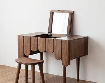 Nordischer Schminktisch aus massivem Nussbaum mit Spiegel & Hocker