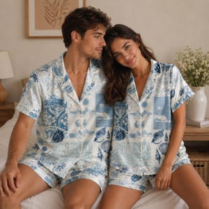 ユニセックス ピンク シルクサテン ノベルティ ビーチテーマ パジャマ ボタンアップ スリープウェア ナイトウェア ラウンジウェア 夏服セット