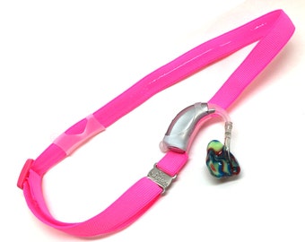 Fascia dell'orecchio di apparecchi acustici di bretelle con dimensionamento testa regolabile, impugnatura in silicone e scorrevole manicotti in silicone per vestibilità naturale BTE (rosa)