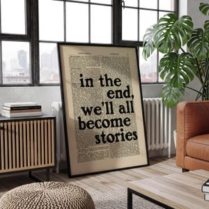 Plakat „Na końcu wszyscy staniemy się opowieściami”, ścienna grafika z cytatem literackim, inspirujący wydruk typograficzny, dekoracja pokoju w stylu książkowym, plakat z prezentem dla czytelnika