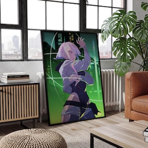Op de afbeelding: Een ingelijste verticale poster met een anime-figuur met kort licht haar, gekleed in een wit jasje over een donker rompertje. Het personage staat voor een levendige groene achtergrond met gloeiende lichtsporen en een donkere skyline.