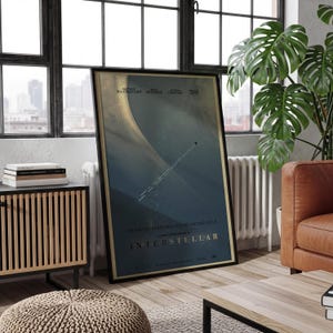 Puede incluir: Un póster de la película Interstellar enmarcado que presenta un gráfico de temática espacial en azul oscuro y dorado con un anillo planetario curvo, una pequeña nave espacial y el texto "The end of earth will not be the end of us" sobre el título "INTERSTELLAR".