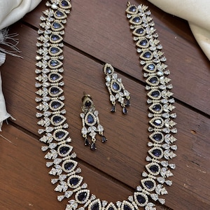 Conjunto de collar largo nupcial de zafiro con circonitas cúbicas chapado en oro y diamantes americanos, joyería para bodas indias con esmalte Mehndi y piedras colgantes de zafiro azul oscuro.