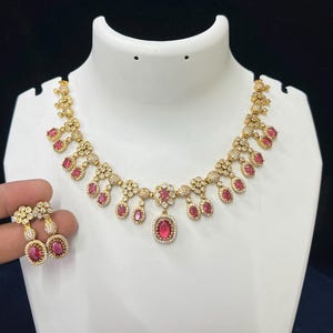 Conjunto de joyas victorianas con piedras deslumbrantes, artesanía intrincada y encanto real.