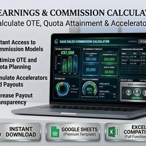 Könnte beinhalten: Ein Laptop zeigt ein AE Earnings & Commission Calculator Dashboard mit Diagrammen, Umsatzdaten und Kennzahlen zur Quoten-Erreichung. Der Bildschirm zeigt Text, darunter Instant Access to Commission Models, Optimize OTE and Quota Planning, Simulate Accelerators and Payouts und Increase Payout Transparency. Enthält Google Sheets- und Excel-Symbole.
