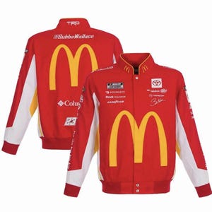Könnte beinhalten: Eine rote Rennjacke mit einem großen gelben McDonald's-Logo auf der Vorder- und Rückseite. Die Jacke enthält verschiedene Sponsorenlogos wie Toyota, NASCAR, DoorDash und Goodyear sowie den Text Bubba Wallace und die Nummer 23.