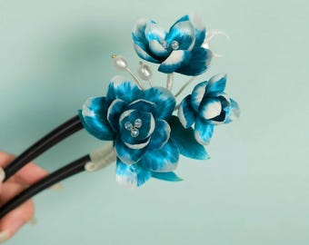Horquilla para el cabello hecha a mano con flor de jazmín azul claro de seda y terciopelo, patrimonio cultural inmaterial chino.