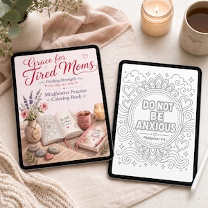 Op de afbeelding: Twee tablets met een mindfulness kleurboek getiteld Grace for Tired Moms. Het linkerscherm toont een boekomslag met bloemen, een mok en stenen. Het rechterscherm toont een zwart-wit kleurplaat met de tekst Do Not Be Anxious.