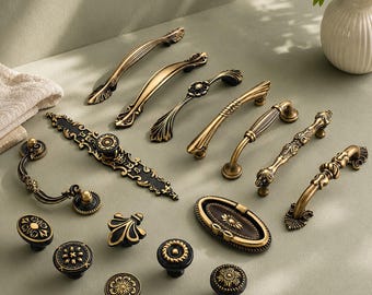 Skåpshandtag och knoppar i antik mässing, franska vintage lådhandtag, garderobsbeslag i massiv mässing