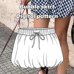 Può includere: Un disegno a linee bianche di una gonna a palloncino con elastico in vita e coulisse. Il testo Bubble skirt Digital pattern è visualizzato sopra l'illustrazione, sovrapposta alla foto di una persona che indossa una gonna a quadretti.