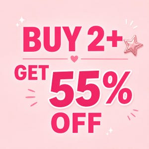 Może przedstawiać: Jasnor&oacute;żowa reklama graficzna z pogrubionym, ciemnor&oacute;żowym tekstem o treści BUY 2+ GET 55% OFF. Projekt zawiera małą ikonę serca między liniami tekstu, metaliczną r&oacute;żową gwiazdę po prawej stronie oraz małe białe akcenty w kształcie gwiazdek.