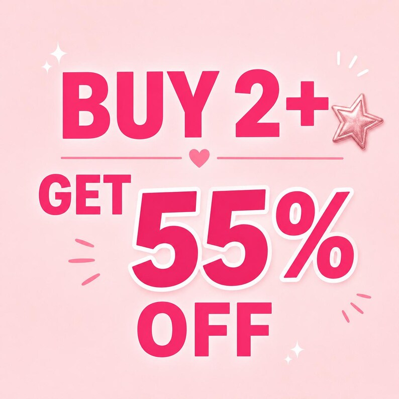 Może przedstawiać: Jasnor&oacute;żowa reklama graficzna z pogrubionym, ciemnor&oacute;żowym tekstem o treści BUY 2+ GET 55% OFF. Projekt zawiera małą ikonę serca między liniami tekstu, metaliczną r&oacute;żową gwiazdę po prawej stronie oraz małe białe akcenty w kształcie gwiazdek.