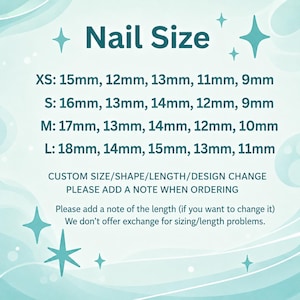 Może przedstawiać: Jasnoniebieska tabela informacyjna z nagł&oacute;wkiem Nail Size i ciemnoturkusowym tekstem. Zawiera wymiary w milimetrach dla rozmiar&oacute;w XS, S, M i L. Dołączono instrukcje dotyczące zmian rozmiaru, kształtu, długości i projektu na zam&oacute;wienie.