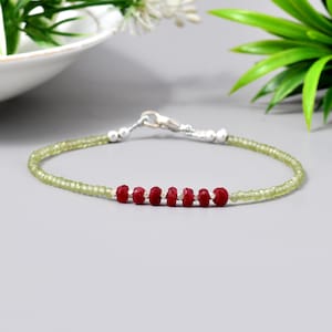 Bracciale con chiusura sfaccettata in rubino e peridoto, gioiello con pietre preziose naturali, pietra portafortuna rossa e verde, regalo impilabile