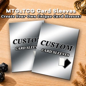Puede incluir: Dos fundas rectangulares para cartas con un acabado degradado en plata metálica. El texto CUSTOM CARD SLEEVES está impreso en negro con un borde blanco. Un pequeño icono que muestra un rectángulo blanco y uno negro es visible abajo.