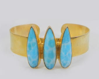 Bracciale rigido regolabile Grace in larimar sintetico color oro, fatto a mano.