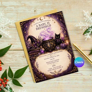 Può includere: Un invito rettangolare per baby shower con un gatto nero, un cappello da strega e un calderone fumante. Il testo recita A BABY IS BREWING, JOIN US FOR A MAGICAL BABY SHOWER, SATURDAY, OCTOBER 24, 2026, 2:00 PM, MOONLIGHT GARDEN, 123 ENCHANTED LANE, RSVP EMILY (555) 123-4567, KINDLY REPLY BY OCTOBER 10.