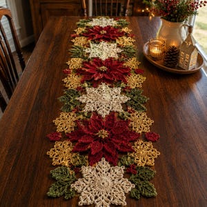 Può includere: Un lungo runner da tavola rettangolare all'uncinetto con un motivo ripetuto di fiori di stella di Natale rosso scuro, fiocchi di neve color crema e motivi a stella dorati, accentuato da foglie verde scuro e piccoli grappoli di bacche rosse.