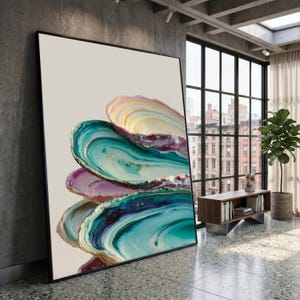 Puede incluir: Una gran pieza de arte mural rectangular que presenta una pila vertical de formas abstractas similares a conchas en tonos vibrantes de verde azulado, turquesa, morado y crema. La obra está enmarcada en un borde negro fino y muestra trazos de pintura gruesos.