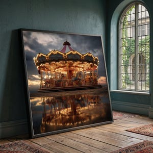 Può includere: Una stampa artistica incorniciata che raffigura una giostra illuminata al crepuscolo con una superficie riflettente sottostante. La giostra presenta luci dorate, dettagli decorati e cavalli dipinti, sotto un cielo scuro e nuvoloso.