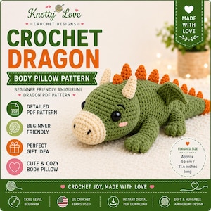 Könnte beinhalten: Ein grünes Häkeldrachen-Körperkissen mit cremefarbener Schnauze, orangefarbenen Stacheln auf dem Rücken und schwarzen Augen. Das Bild enthält Text: Knotty Love Crochet Designs, Crochet Dragon Body Pillow Pattern und Finished Size Approx. 55 cm.