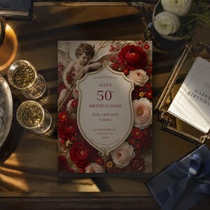Puede incluir: Una tarjeta de invitación de cumpleaños rectangular con un área de texto central en forma de escudo que dice Alex's 50th Birthday Bash, 14 de junio de 2027, 19:30 horas y detalles de dirección, rodeada de flores rojas, blancas y rosas y un querubín.