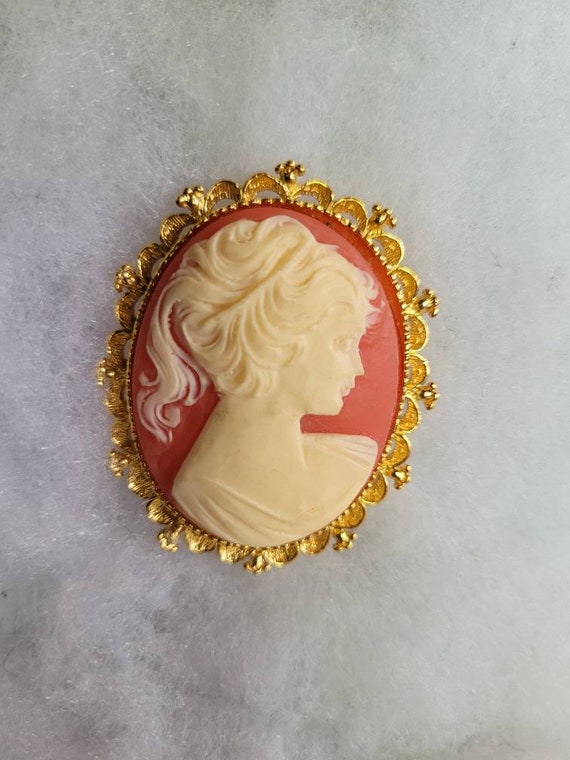Gerrys Gorgeous  Cameo Pin Vintage Pretty in  Pea… - image 2