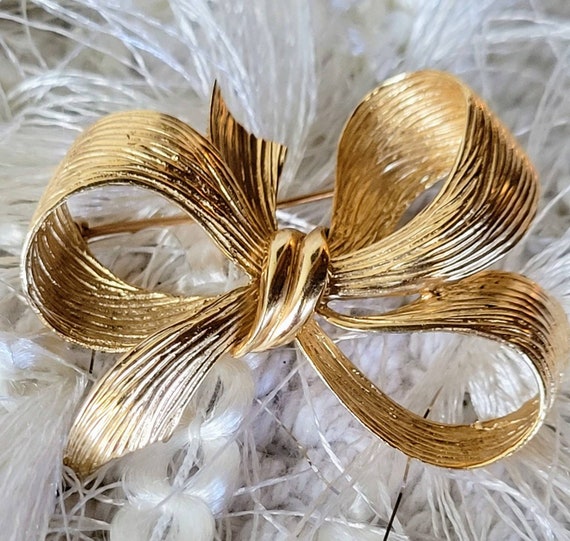 Gold Pin  14 K  Golden Bow Brooch Pin Vintage Fab… - image 2